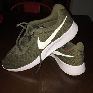 MENS 11.5 Olive green/White Nike Tanjun